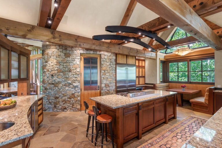 385PineCrest_Med23082636