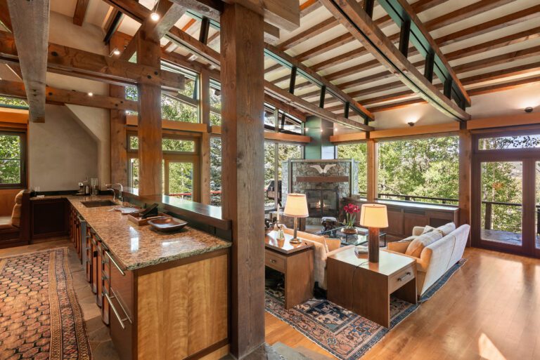 385PineCrest_Med23082637